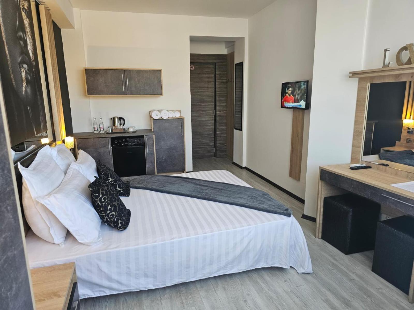 Theline Hotel Букурещ Екстериор снимка